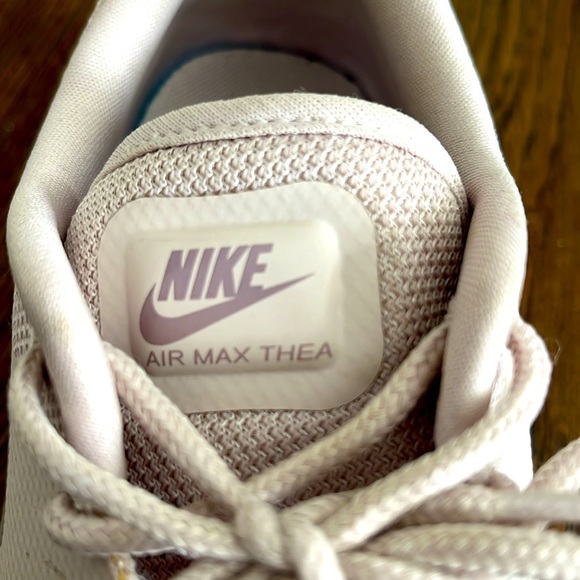 Women Nike running shoe - Picture 4 of 4